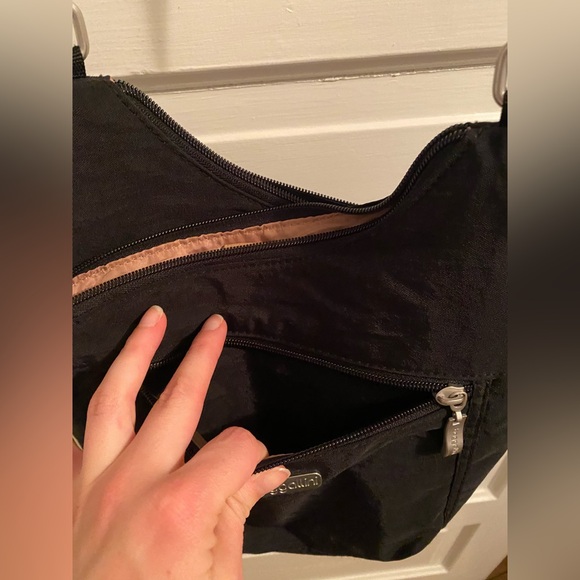 Baggallini Black Adjustable Crossbody Bag - Picture 5 of 9